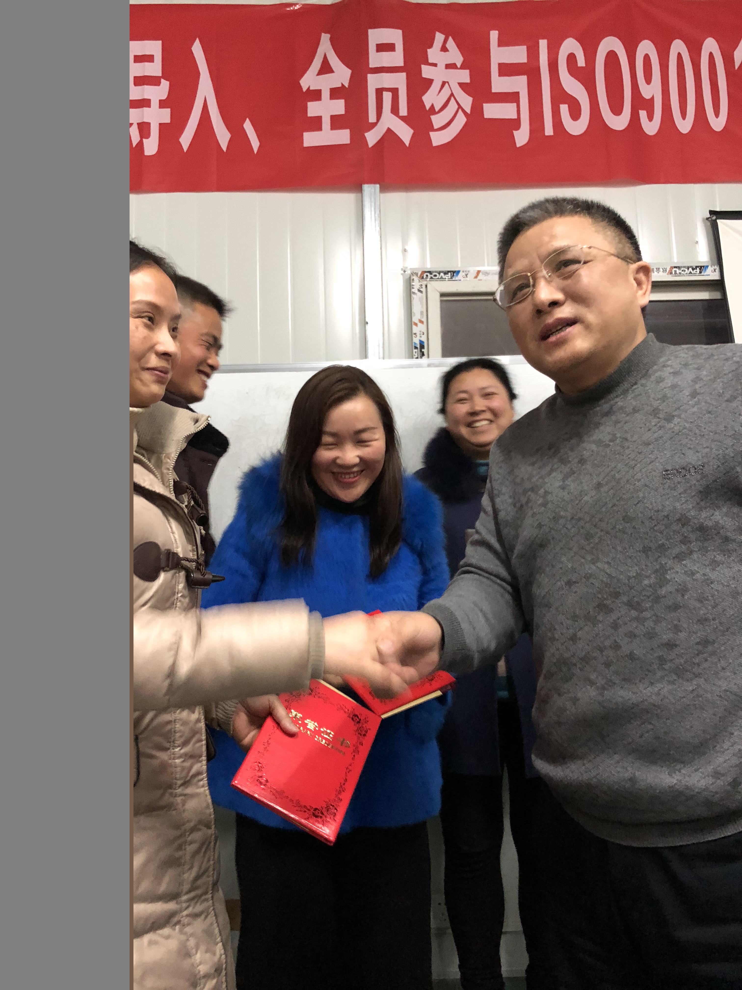 南昌森源报关公司总经理刘诗国为先进员工颁发证书
